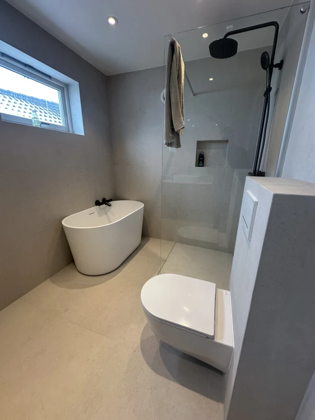 Moderne totalrenovering av luksuriøst bad i Bølstadveien 3A bilde 4