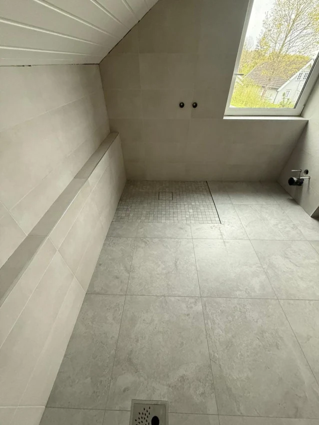 Moderne baderomsrenovering i Slåttebråtan 12 – Fuktsikkerhet og Stil bilde 7