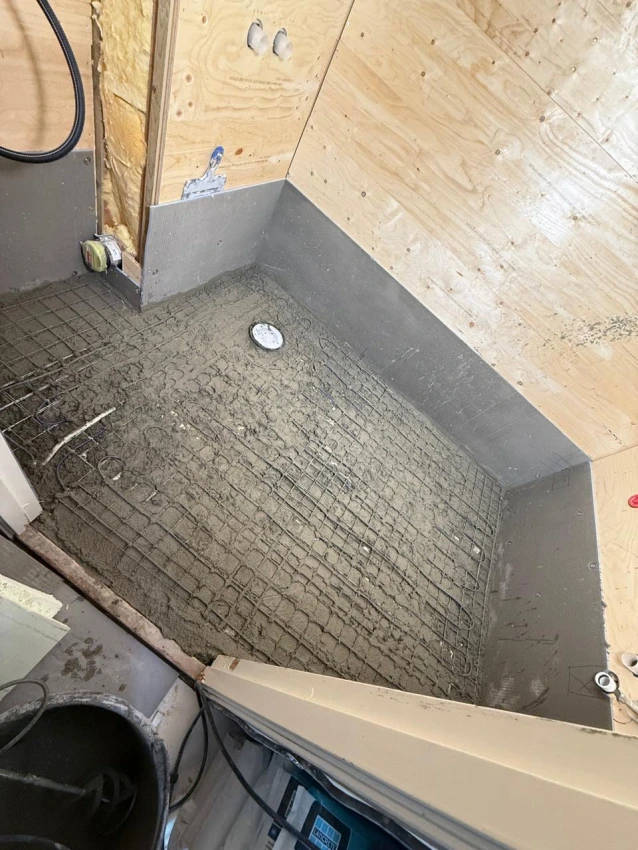 Moderne totalrenovering av bad i Strømsveien – Funksjonalitet under skråtak bilde 7