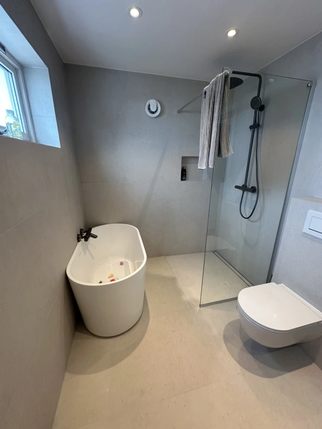 Moderne totalrenovering av luksuriøst bad i Bølstadveien 3A bilde 2