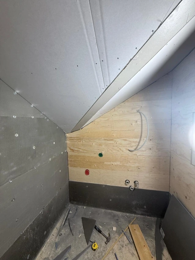 Moderne totalrenovering av bad i Strømsveien – Funksjonalitet under skråtak bilde 6