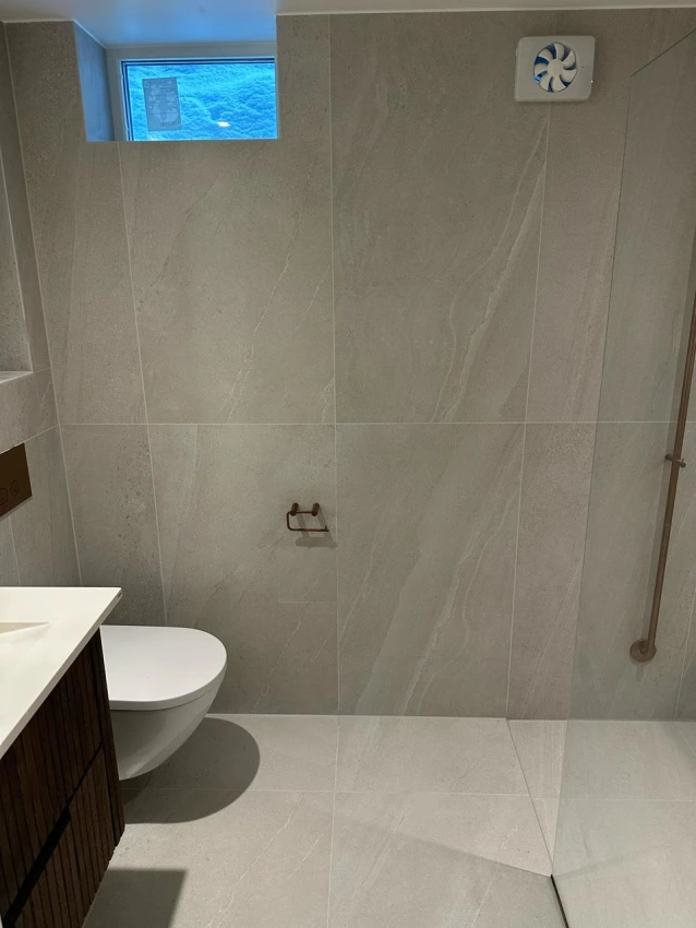 Moderne totalrenovering av bad og inngangsparti i Bekkestua bilde 3