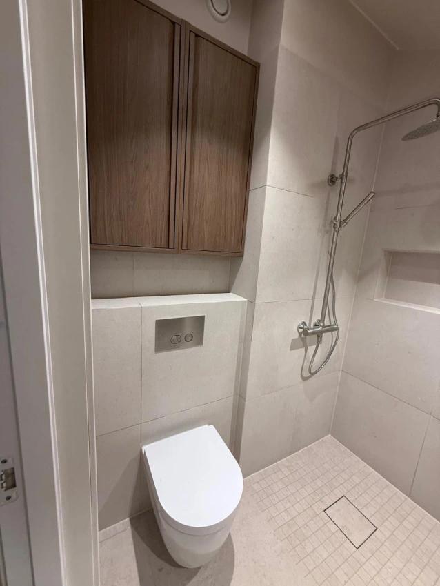 Moderne totalrenovering av bad i Strømsveien – Funksjonalitet under skråtak bilde 2