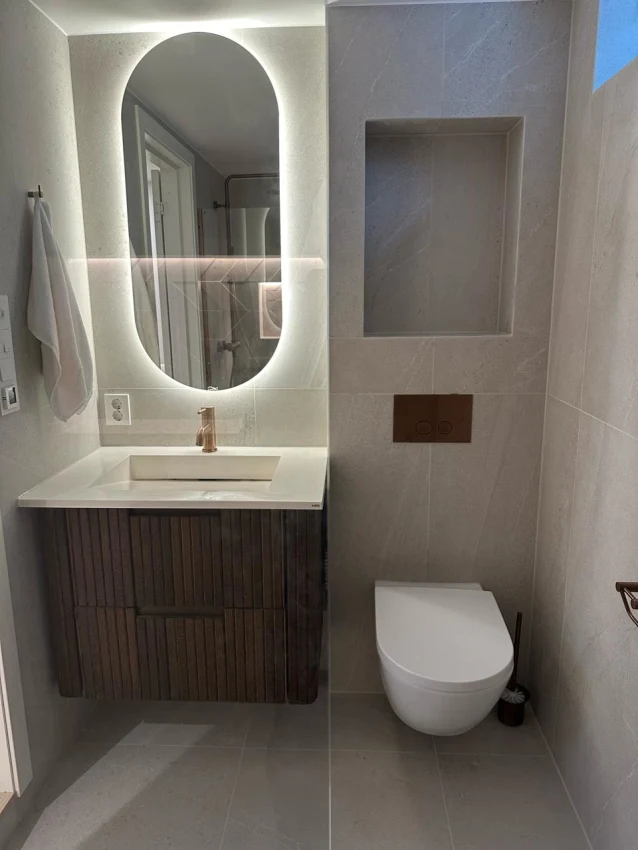 Moderne totalrenovering av bad og inngangsparti i Bekkestua