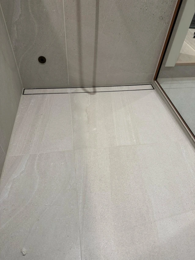 Moderne totalrenovering av bad og inngangsparti i Bekkestua bilde 2