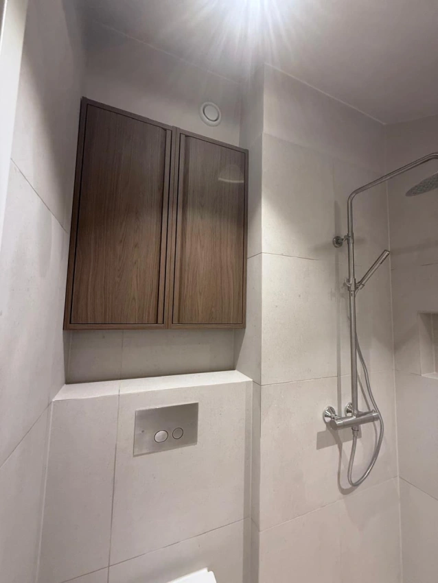 Moderne totalrenovering av bad i Strømsveien – Funksjonalitet under skråtak bilde 3