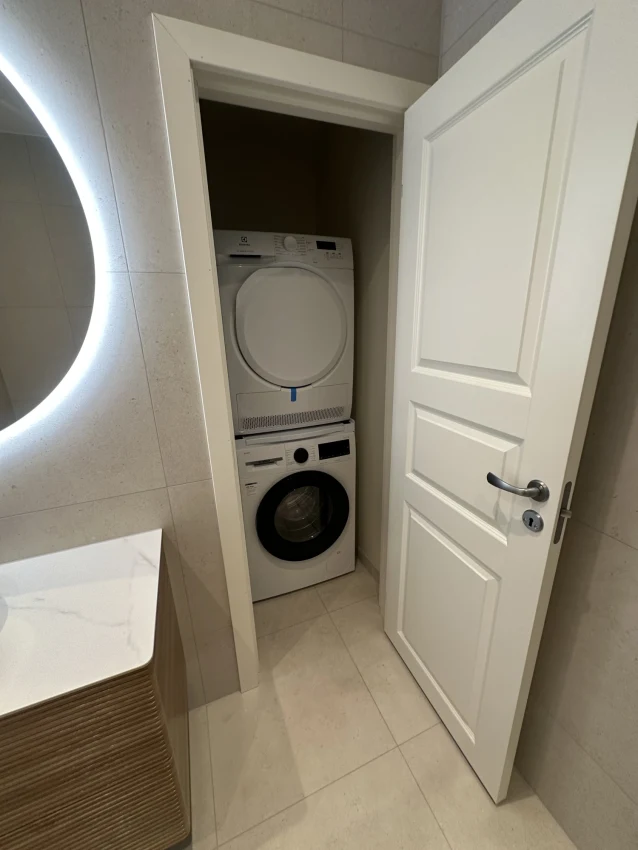 Moderne totalrenovering av bad i Nordbyveien 13C – Et funksjonelt og stilrent våtrom bilde 4