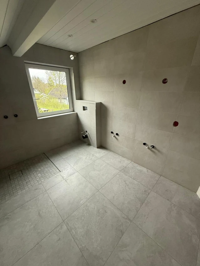 Moderne baderomsrenovering i Slåttebråtan 12 – Fuktsikkerhet og Stil bilde 4