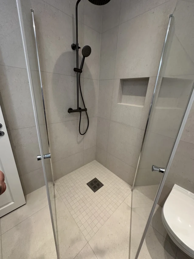 Moderne totalrenovering av bad i Nordbyveien 13C – Et funksjonelt og stilrent våtrom bilde 3