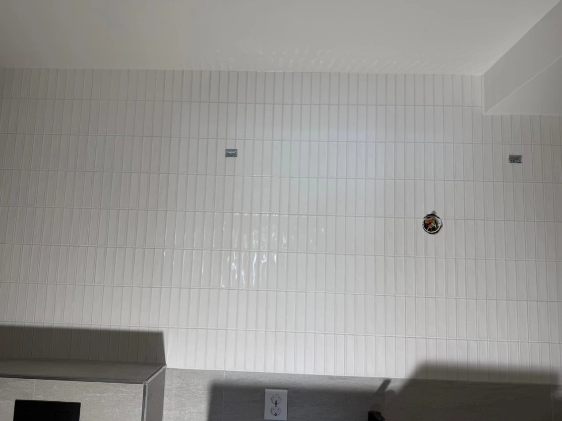Moderne baderomsrenovering i Slåttebråtan 12 – Fuktsikkerhet og Stil bilde 3