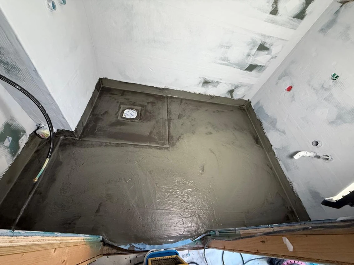 Moderne totalrenovering av bad i Strømsveien – Funksjonalitet under skråtak bilde 8