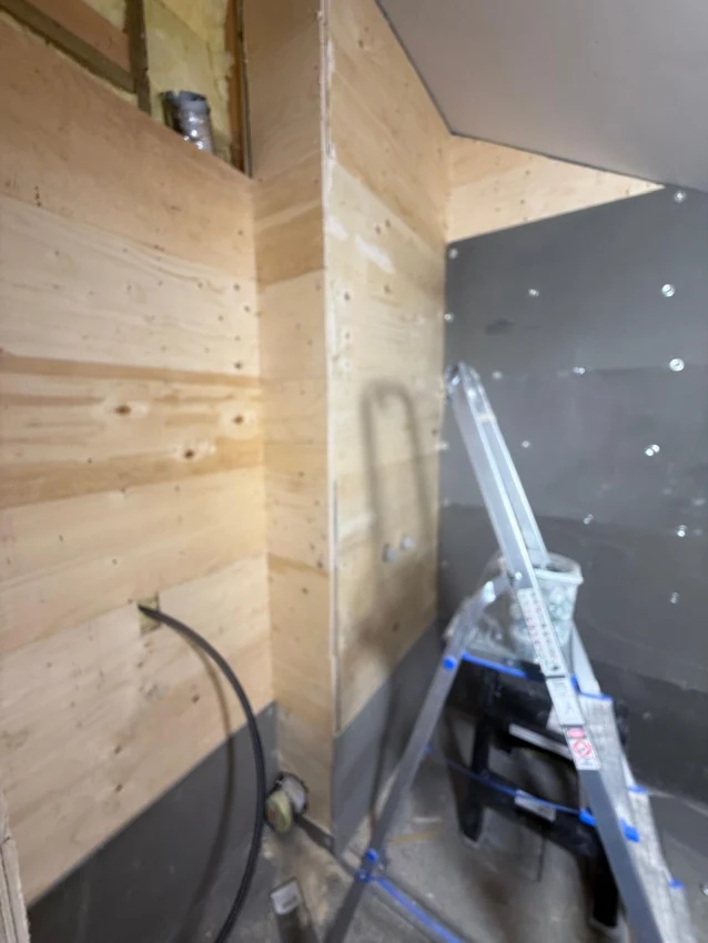 Moderne totalrenovering av bad i Strømsveien – Funksjonalitet under skråtak bilde 5