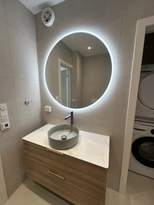 Moderne totalrenovering av bad i Nordbyveien 13C – Et funksjonelt og stilrent våtrom bilde 2
