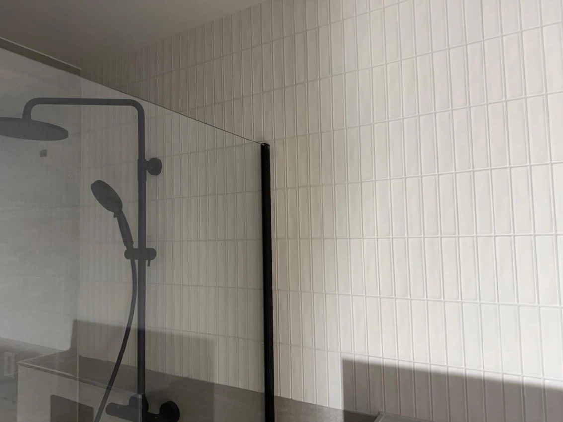 Moderne baderomsrenovering i Slåttebråtan 12 – Fuktsikkerhet og Stil bilde 2