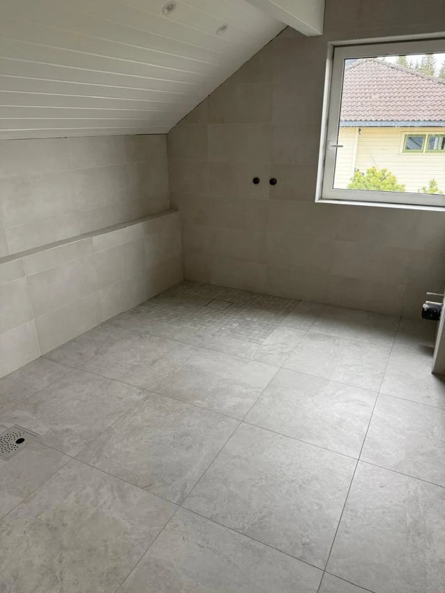 Moderne baderomsrenovering i Slåttebråtan 12 – Fuktsikkerhet og Stil bilde 6