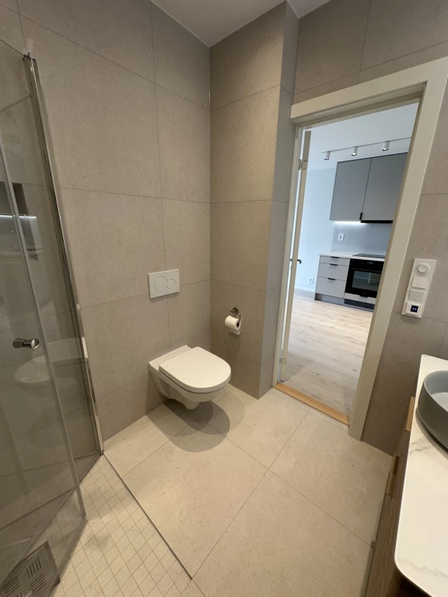 Moderne totalrenovering av bad i Nordbyveien 13C – Et funksjonelt og stilrent våtrom bilde 5