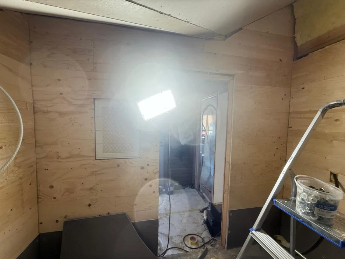 Moderne totalrenovering av bad i Strømsveien – Funksjonalitet under skråtak bilde 4
