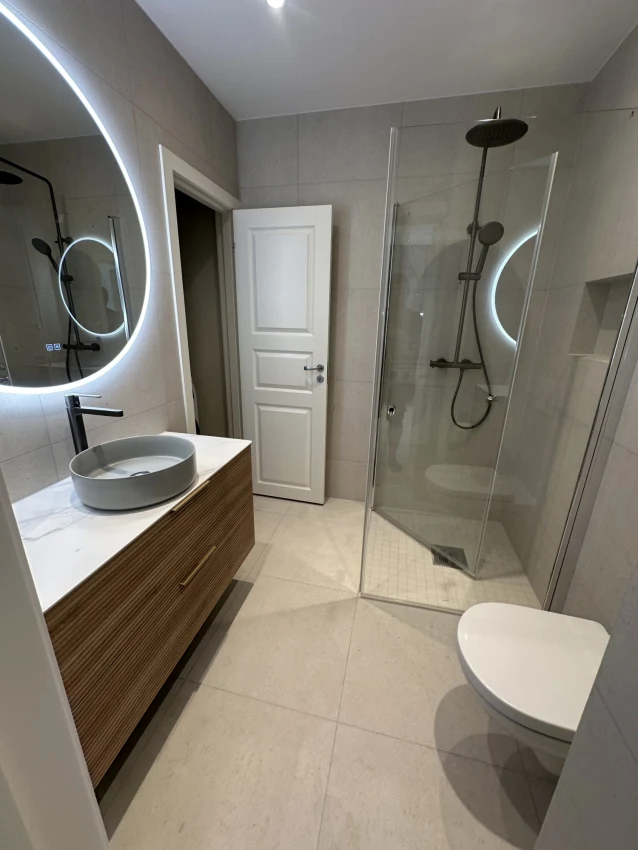 Moderne totalrenovering av bad i Nordbyveien 13C – Et funksjonelt og stilrent våtrom