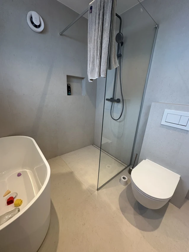Moderne totalrenovering av luksuriøst bad i Bølstadveien 3A bilde 3
