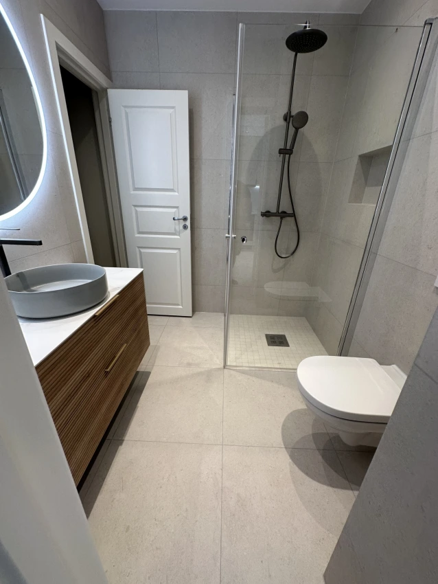 Moderne totalrenovering av bad i Nordbyveien 13C – Et funksjonelt og stilrent våtrom bilde 6
